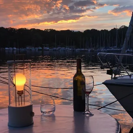 Hausboot Vom Feinsten Botel Berlín