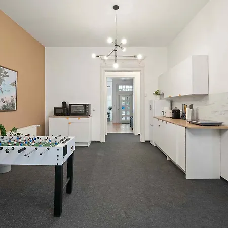 33 L With 8 & 3 Bathrooms *