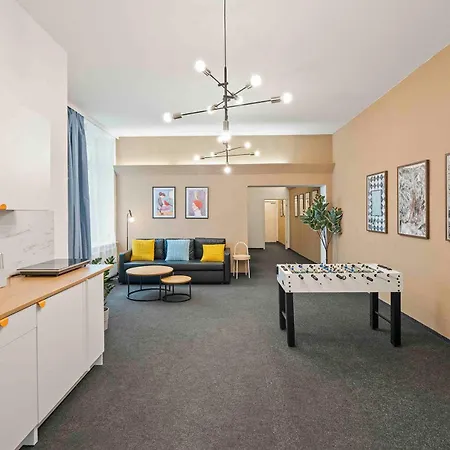33 L With 8 & 3 Bathrooms Apartment