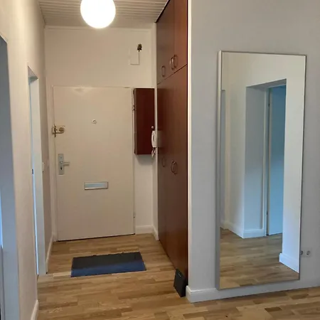 Homestay Canal-Front At Maybachufer - Private Room In Newly Renovated 80 Sqm Two-Bedroom Apartment