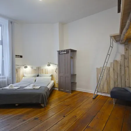 Courtyard Apartment *