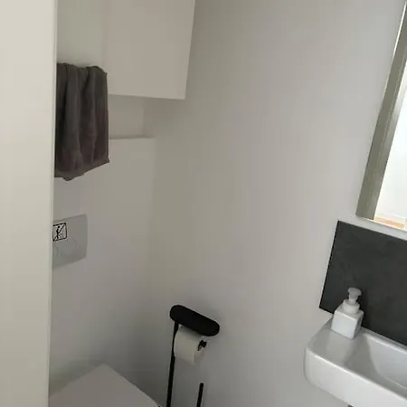 Holiday home Zentrales Gartenhaus Loft In