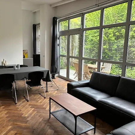 Holiday home Zentrales Gartenhaus Loft In *