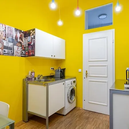 Nap Club - Stylish & Quiet Base In Vibrant Kiez Apartment *