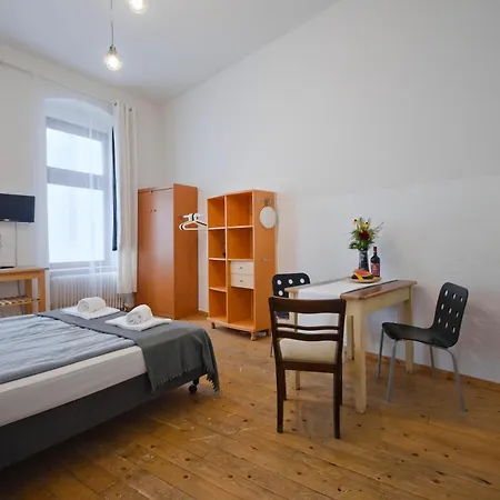Courtyard Apartment *