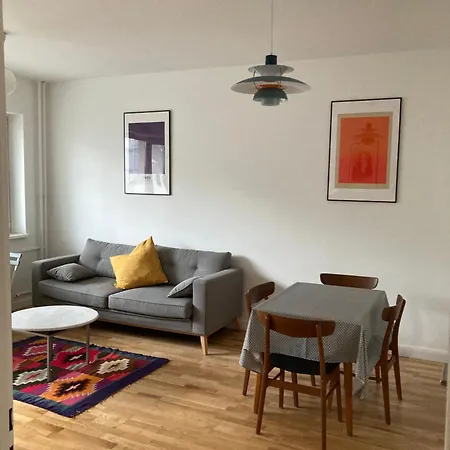 Canal-Front At Maybachufer - Private Room In Newly Renovated 80 Sqm Two-Bedroom Apartment
