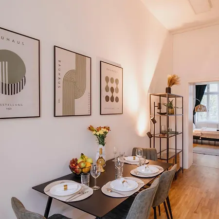 Homely - Chic Flat, View, Subway, Cafe, River Apartment *