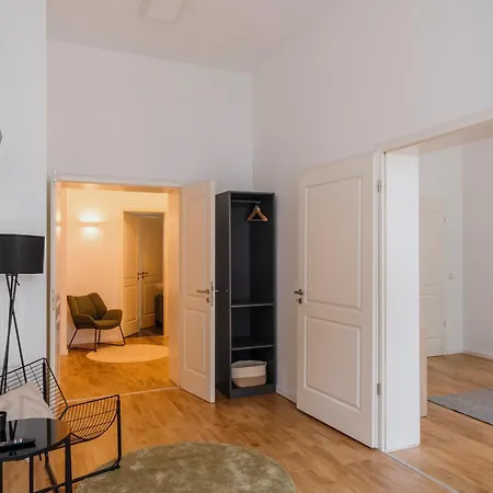 Homely - Chic Flat, View, Subway, Cafe, River * Berlin