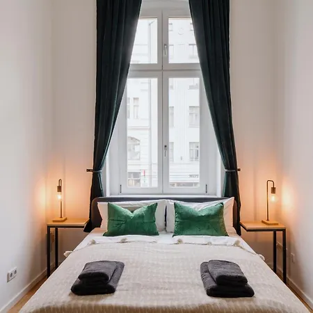 Homely - Chic Flat, View, Subway, Cafe, River Apartment *