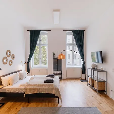 Homely - Chic Flat, View, Subway, Cafe, River *