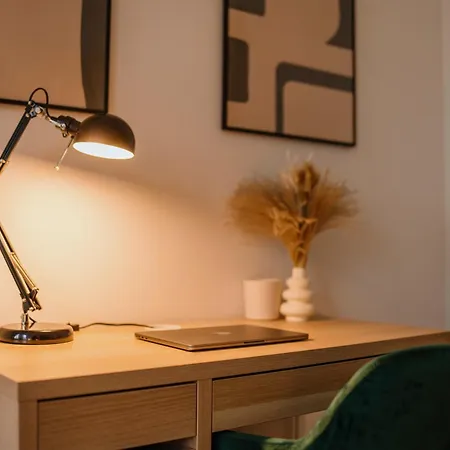 Homely - Chic Flat, View, Subway, Cafe, River Apartment Berlin