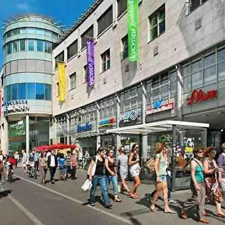 33 M Schoenhauser Allee