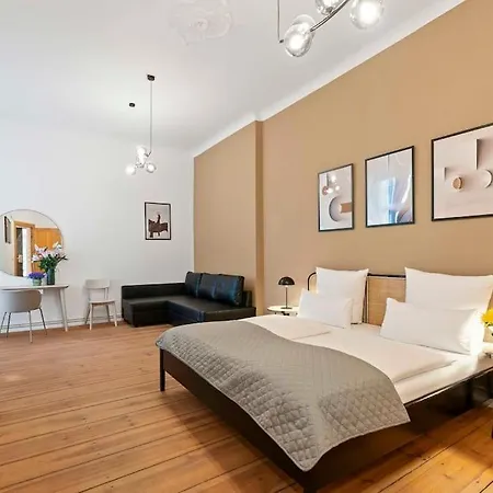 33 M Schoenhauser Allee Apartment
