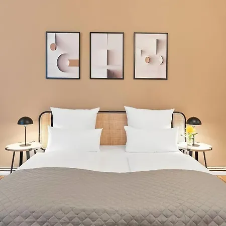 33 M Schoenhauser Allee Apartment