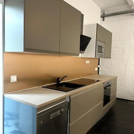 Classic Black In Vibrant Area 6 Apartment *