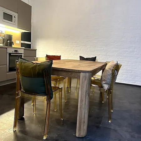 Classic Black In Vibrant Area 6 Apartment *