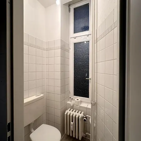 Classic Black In Vibrant Area 6 Apartment *
