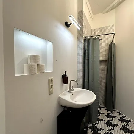 Apartment Classic Black In Vibrant Area 6 *