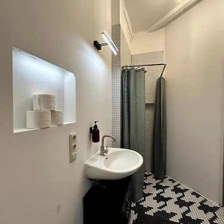 Apartment Classic Black In Vibrant Area 6 Berlin