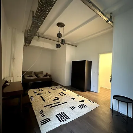 Classic Black In Vibrant Area 6 Apartment *