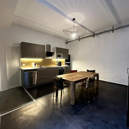Apartment Classic Black In Vibrant Area 6 *