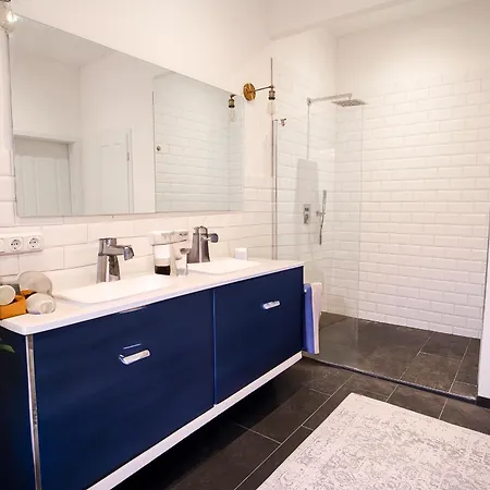 Haus Mit Pool, Garten Und Gym In * Berlin