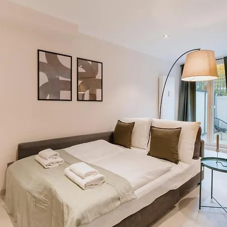 Homely - Huge Terrace, Modern, Quiet, Near Kudamm Apartment Berlin