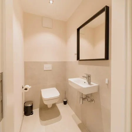 Homely - Huge Terrace, Modern, Quiet, Near Kudamm Apartment