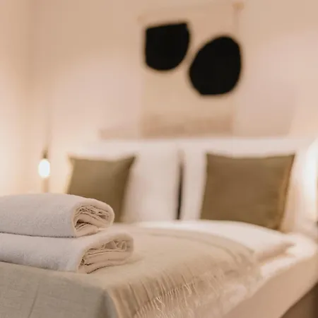 Homely - Huge Terrace, Modern, Quiet, Near Kudamm Apartment *