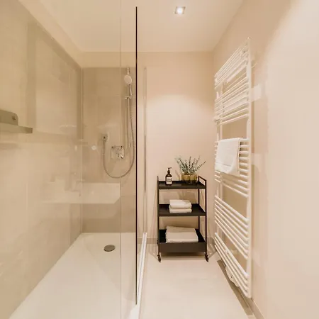 Homely - Huge Terrace, Modern, Quiet, Near Kudamm Apartment Berlin
