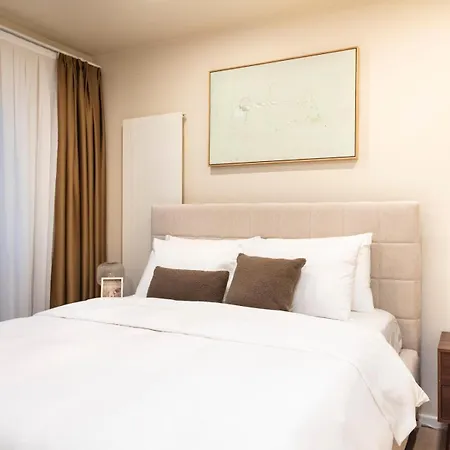 Apartment Alexa Design Apart, 4br, 6-10 Pax, 3 Baths, Kidsarea, Free Parking, 5min Alex, 1000mbit Wifi