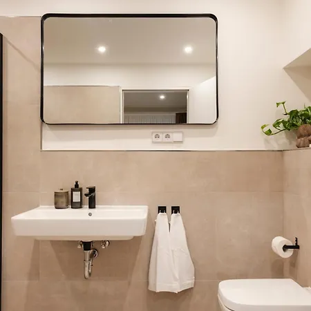 Alexa Design Apart, 4br, 6-10 Pax, 3 Baths, Kidsarea, Free Parking, 5min Alex, 1000mbit Wifi Apartment *