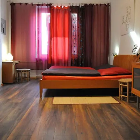 Geraeumiger Charme Mit Loggia Nahe Tempelhofer Feld *