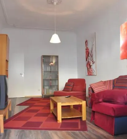 Geraeumiger Charme Mit Loggia Nahe Tempelhofer Feld