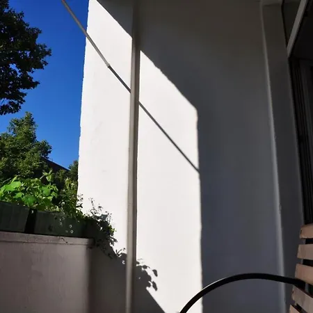 Geraeumiger Charme Mit Loggia Nahe Tempelhofer Feld Apartment Berlin