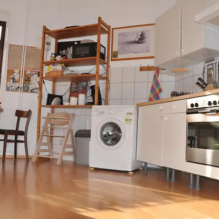 Apartment Geraeumiger Charme Mit Loggia Nahe Tempelhofer Feld