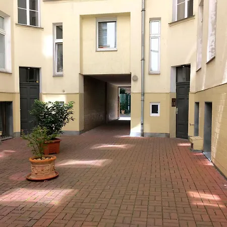 Im Nollendorfkiez, 2 Zimmer, Kueche, Bad, * Berlin