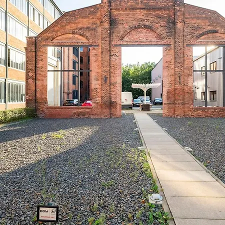 Loft & Artist In An Industrial Creative Hub Apartment