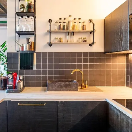Apartment Loft & Artist In An Industrial Creative Hub *