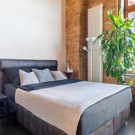 Loft & Artist In An Industrial Creative Hub Apartment