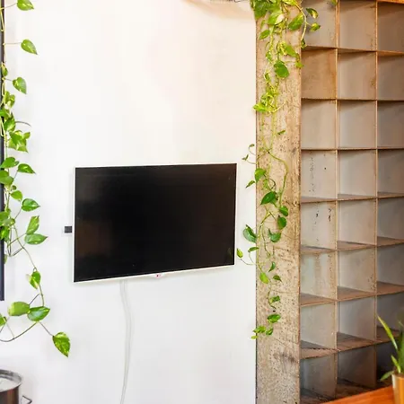 Loft & Artist In An Industrial Creative Hub Apartment *