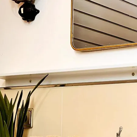 Loft & Artist In An Industrial Creative Hub Apartment