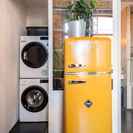 Loft & Artist In An Industrial Creative Hub Apartment *
