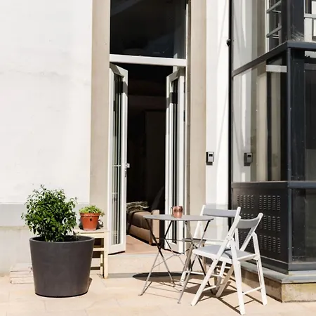 Oomph The Chic Nest Apartment *