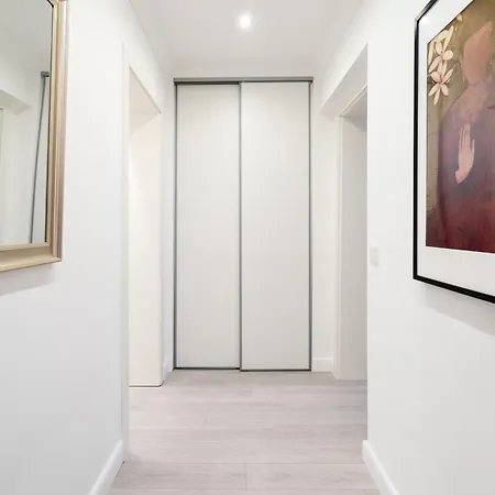 The Lachmann Vh, 2br One Living Up To 6 People Apartment