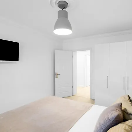 The Lachmann Vh, 2br One Living Up To 6 People Apartment *