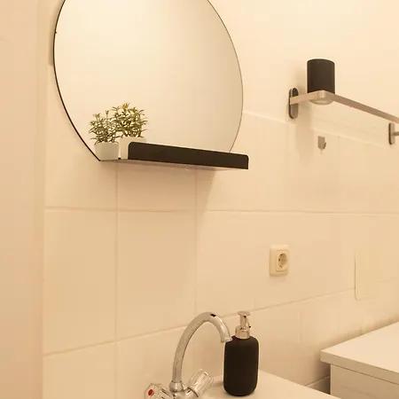 Homely - Spacious Flat Quiet, Friedrichstrasse, River Apartment Berlin