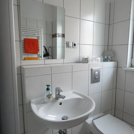In Berlin-gruenau, Wasser- Und Waldnaehe, Gute Verkehrsanbindung Apartment *