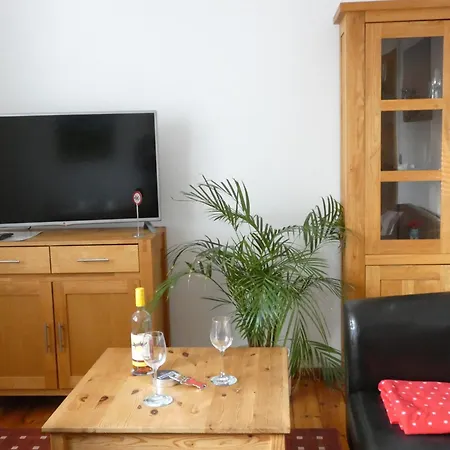 Apartment In Berlin-gruenau, Wasser- Und Waldnaehe, Gute Verkehrsanbindung