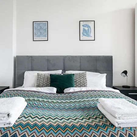 Homely - Spacious, Modern, S-bahn Nearby , Groups & Families Apartment